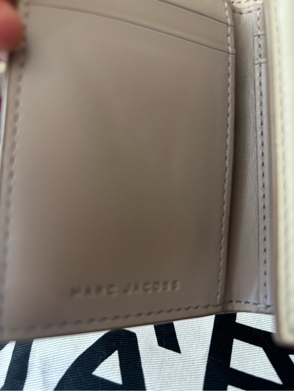 Marc Jacobs THE CUBE Beige matching with Beige WALLET♥️ - Picture 16 of 16